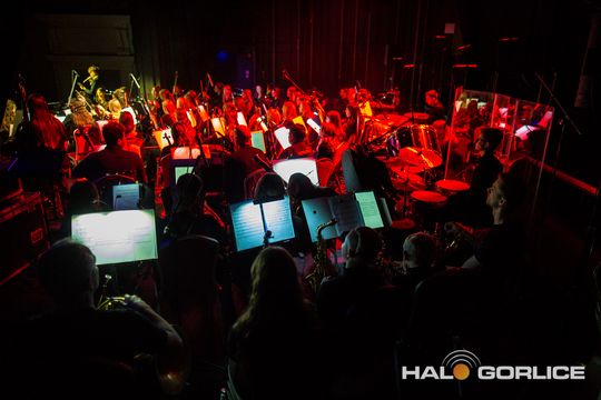 zdjęcie przedstawia muzyków na scenie Gorlickiego Centrum Kultury