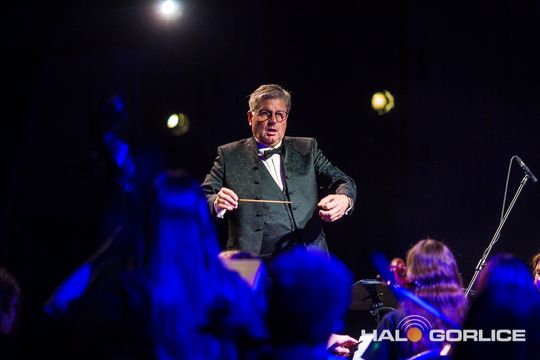 zdjęcie przedstawia muzyków na scenie Gorlickiego Centrum Kultury