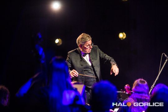 zdjęcie przedstawia muzyków na scenie Gorlickiego Centrum Kultury