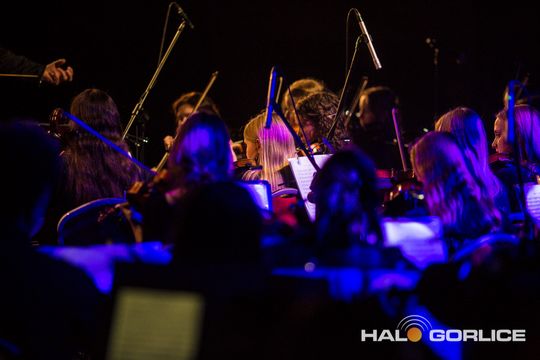 zdjęcie przedstawia muzyków na scenie Gorlickiego Centrum Kultury