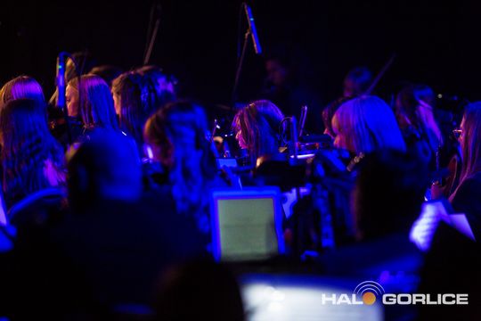 zdjęcie przedstawia muzyków na scenie Gorlickiego Centrum Kultury