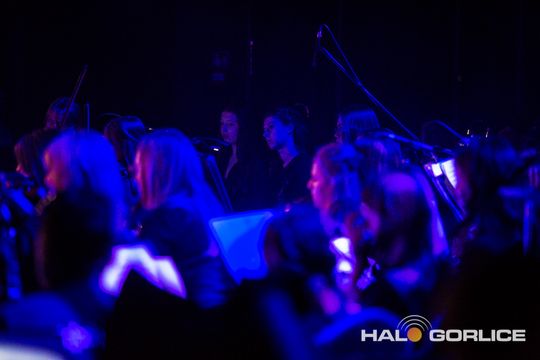 zdjęcie przedstawia muzyków na scenie Gorlickiego Centrum Kultury