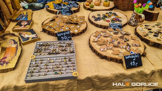 Targ Staroci w Siarach zdjęcia przedstawiają przedmioty targu staroci w Siarach