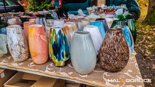 Targ Staroci w Siarach zdjęcia przedstawiają przedmioty targu staroci w Siarach