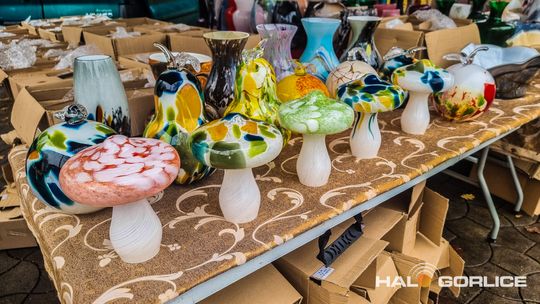 Targ Staroci w Siarach zdjęcia przedstawiają przedmioty targu staroci w Siarach