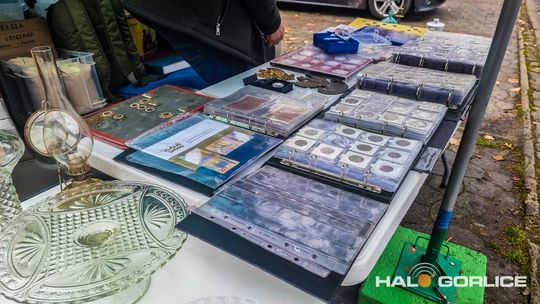 Targ Staroci w Siarach zdjęcia przedstawiają przedmioty targu staroci w Siarach