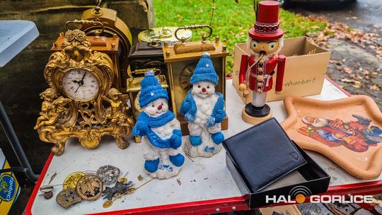 Targ Staroci w Siarach zdjęcia przedstawiają przedmioty targu staroci w Siarach