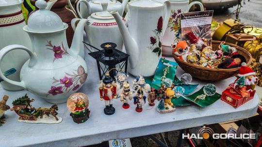 Targ Staroci w Siarach zdjęcia przedstawiają przedmioty targu staroci w Siarach