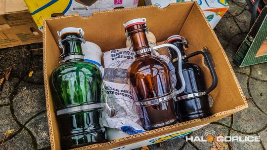 Targ Staroci w Siarach zdjęcia przedstawiają przedmioty targu staroci w Siarach