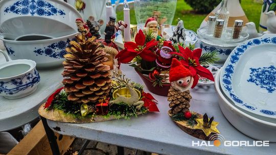 Targ Staroci w Siarach zdjęcia przedstawiają przedmioty targu staroci w Siarach