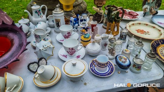 Targ Staroci w Siarach zdjęcia przedstawiają przedmioty targu staroci w Siarach