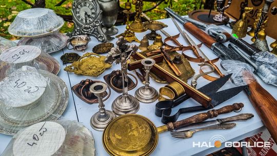 Targ Staroci w Siarach zdjęcia przedstawiają przedmioty targu staroci w Siarach