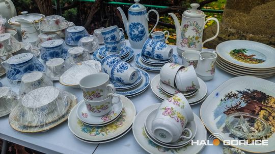 Targ Staroci w Siarach zdjęcia przedstawiają przedmioty targu staroci w Siarach