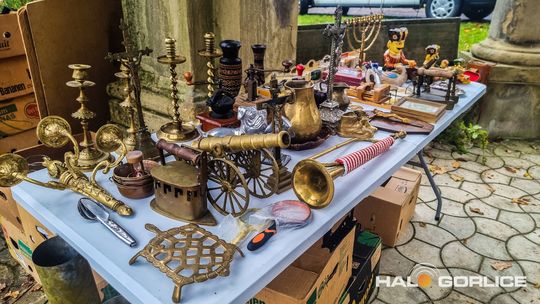 Targ Staroci w Siarach zdjęcia przedstawiają przedmioty targu staroci w Siarach