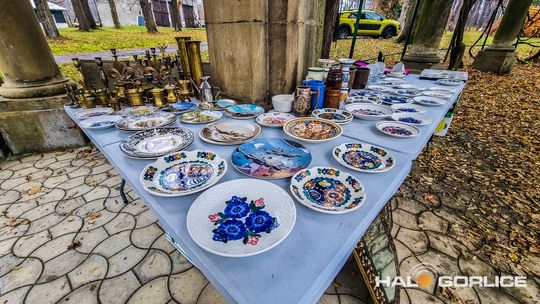 Targ Staroci w Siarach zdjęcia przedstawiają przedmioty targu staroci w Siarach