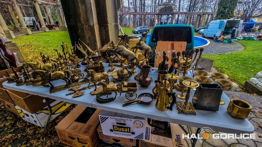 Targ Staroci w Siarach zdjęcia przedstawiają przedmioty targu staroci w Siarach