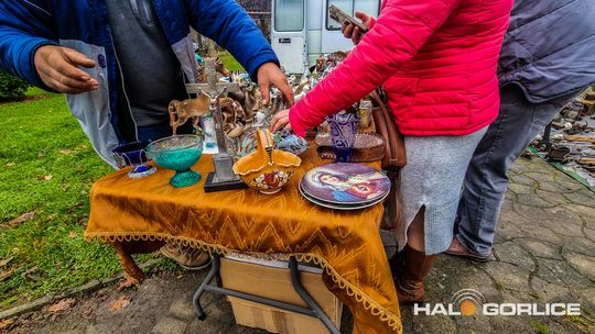 Targ Staroci w Siarach zdjęcia przedstawiają przedmioty targu staroci w Siarach
