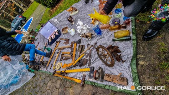 Targ Staroci w Siarach zdjęcia przedstawiają przedmioty targu staroci w Siarach