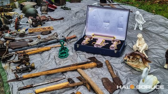 Targ Staroci w Siarach zdjęcia przedstawiają przedmioty targu staroci w Siarach