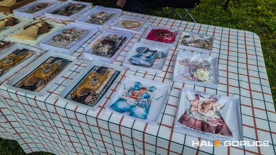 Targ Staroci w Siarach zdjęcia przedstawiają przedmioty targu staroci w Siarach