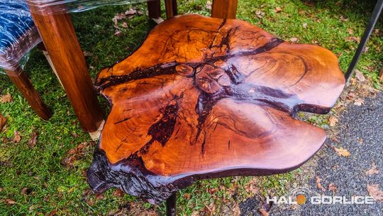 Targ Staroci w Siarach zdjęcia przedstawiają przedmioty targu staroci w Siarach