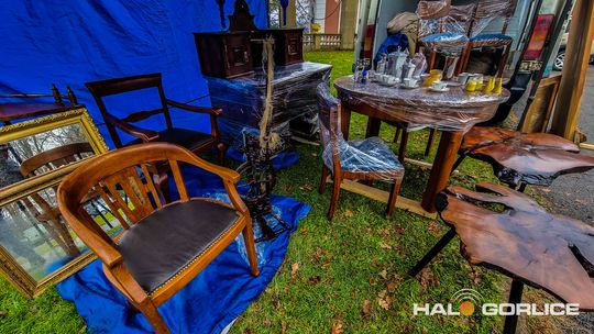 Targ Staroci w Siarach zdjęcia przedstawiają przedmioty targu staroci w Siarach