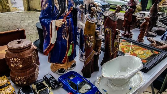 Targ Staroci w Siarach zdjęcia przedstawiają przedmioty targu staroci w Siarach