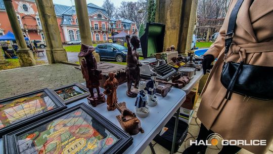 Targ Staroci w Siarach zdjęcia przedstawiają przedmioty targu staroci w Siarach