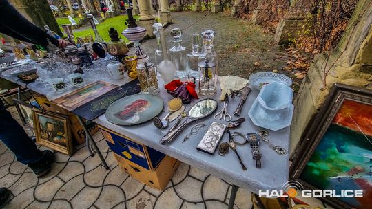 Targ Staroci w Siarach zdjęcia przedstawiają przedmioty targu staroci w Siarach