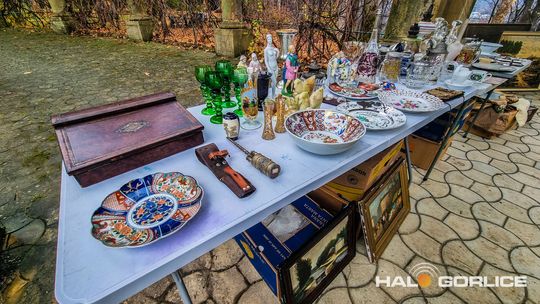 Targ Staroci w Siarach zdjęcia przedstawiają przedmioty targu staroci w Siarach