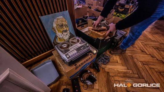 Targ Staroci w Siarach zdjęcia przedstawiają przedmioty targu staroci w Siarach