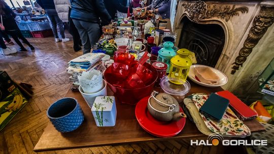 Targ Staroci w Siarach zdjęcia przedstawiają przedmioty targu staroci w Siarach