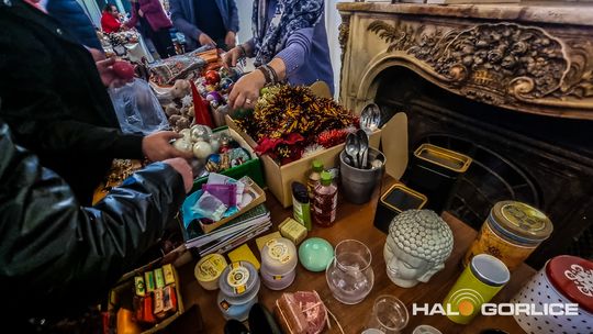 Targ Staroci w Siarach zdjęcia przedstawiają przedmioty targu staroci w Siarach