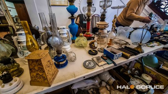 Targ Staroci w Siarach zdjęcia przedstawiają przedmioty targu staroci w Siarach