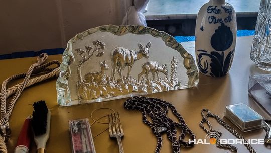 Targ Staroci w Siarach zdjęcia przedstawiają przedmioty targu staroci w Siarach