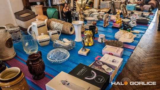 Targ Staroci w Siarach zdjęcia przedstawiają przedmioty targu staroci w Siarach