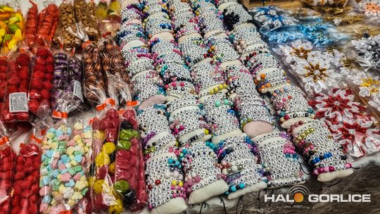 Targ Staroci w Siarach zdjęcia przedstawiają przedmioty targu staroci w Siarach