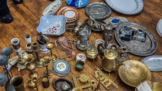 Targ Staroci w Siarach zdjęcia przedstawiają przedmioty targu staroci w Siarach