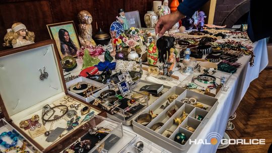 Targ Staroci w Siarach zdjęcia przedstawiają przedmioty targu staroci w Siarach