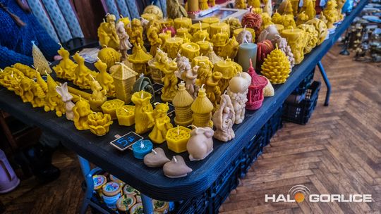 Targ Staroci w Siarach zdjęcia przedstawiają przedmioty targu staroci w Siarach