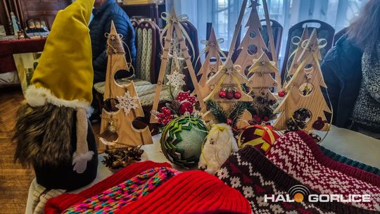 Targ Staroci w Siarach zdjęcia przedstawiają przedmioty targu staroci w Siarach