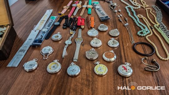 Targ Staroci w Siarach zdjęcia przedstawiają przedmioty targu staroci w Siarach