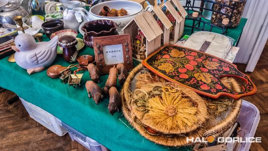 Targ Staroci w Siarach zdjęcia przedstawiają przedmioty targu staroci w Siarach