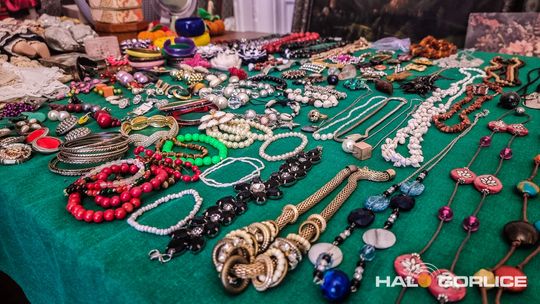 Targ Staroci w Siarach zdjęcia przedstawiają przedmioty targu staroci w Siarach