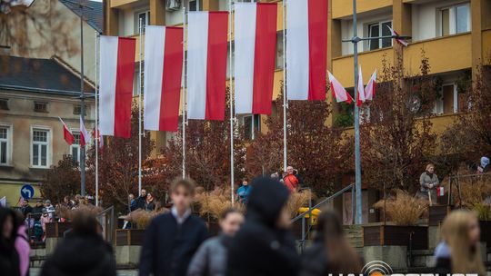 Obchody 107. rocznicy odzyskania przez Polskę niepodległości zdjęcie przedstawia osoby podczas uroczystości 11. listopada 2025