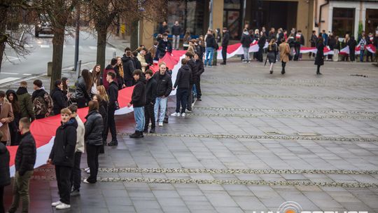 Obchody 107. rocznicy odzyskania przez Polskę niepodległości zdjęcie przedstawia osoby podczas uroczystości 11. listopada 2025