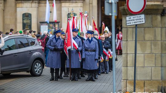 Obchody 107. rocznicy odzyskania przez Polskę niepodległości zdjęcie przedstawia osoby podczas uroczystości 11. listopada 2025