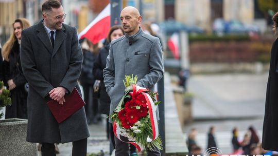 Obchody 107. rocznicy odzyskania przez Polskę niepodległości zdjęcie przedstawia osoby podczas uroczystości 11. listopada 2025