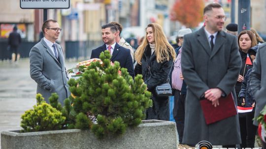 Obchody 107. rocznicy odzyskania przez Polskę niepodległości zdjęcie przedstawia osoby podczas uroczystości 11. listopada 2025