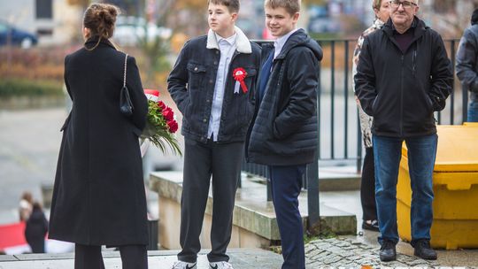 Obchody 107. rocznicy odzyskania przez Polskę niepodległości zdjęcie przedstawia osoby podczas uroczystości 11. listopada 2025